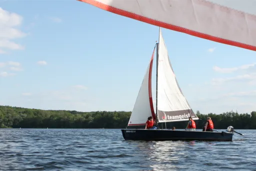 Segelboot segelt über den See