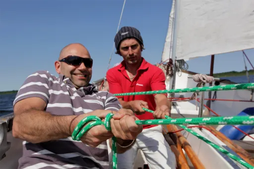 Meeting Guide Berlin Teamgeist Zwei Männer an Bord eines Segelbootes