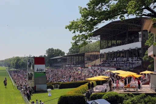 Meeting Guide Berlin Rennbahn Hoppegarten Zuschauer auf der Tribühne