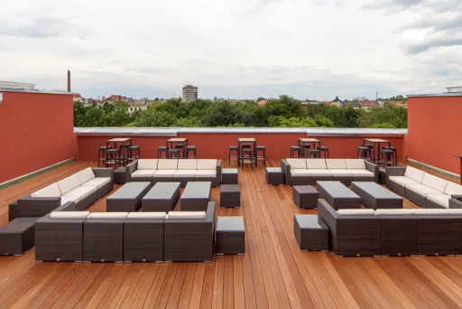 Meeting Guide Berlin Bolle Festsäle Dachterasse mit Loungemöbeln