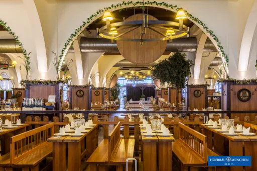 Meeting Guide Berlin Hofbräu Berlin Regulärer Gastraum im Erdgeschoss 1200 Sitzplätze und täglich Livemusik von der Hofbräu Showband aus München