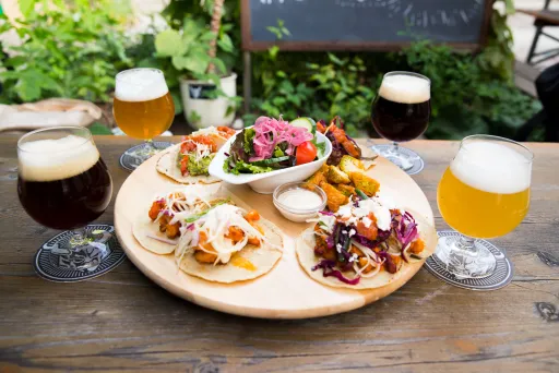 Meeting Guide Berlin, Incetnives in Berlin, gefüllte Biergläser und Snacks