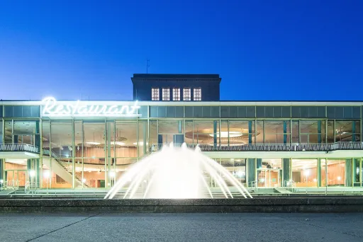 Beleuchtete Außenansicht der Eventlocation Palais am Funkturm bei Nacht