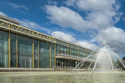 Außenansicht des Restaurants der Eventlocation Palais am Funkturm mit Blick auf den Brunnen