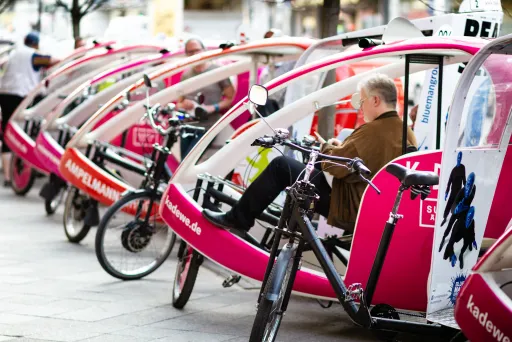 Velotaxen in eine Reihe gestellt