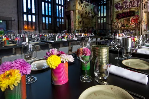 farbenfrohe Tischdekoration einer Veranstaltung 