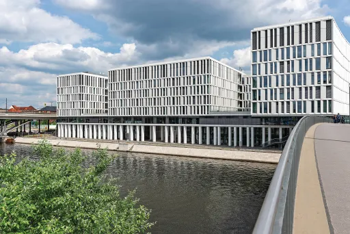 Design Offices Humboldthafen Außenansicht mit Blick auf die Spree