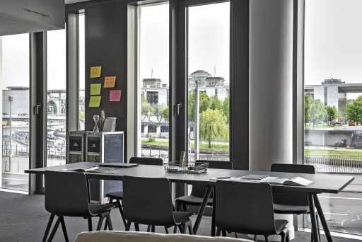Meetingraum in den Design Offices mit Blick auf Reichstag