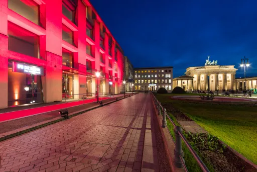 AXICA Atrium bei Nacht mit Blicka auf das Brandenburger Tor