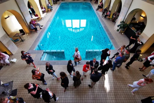 Event in der Schwimmhalle im Stadtbad Oderberger