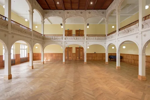 Blick auf die Galerie im Saal der Eventlocation Villa Elisabeth