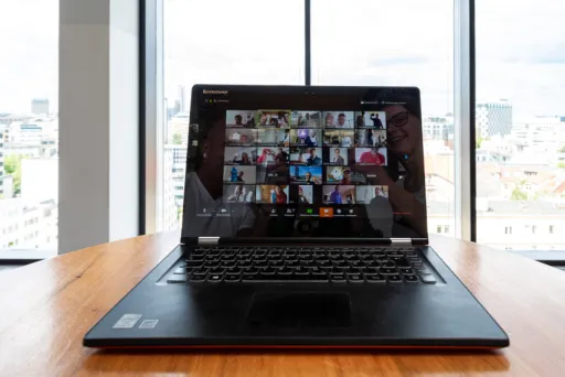 Remote Teambuilding Berlin Notebook Videokonferenz Teamevent tabtour