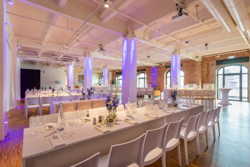 Firmenevent in der Capitol Yard Golf Lounge mit Dinnertischen