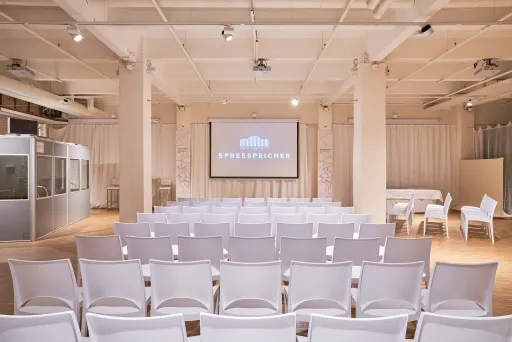 Capitol Yard Golf Lounge Konferenz mit Reihenbestuhlung und Dolmetscherkabinen