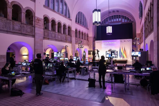 Blick auf Technik und Haupthalle bei einem Hybrid Event im Stadtbad Oderberger