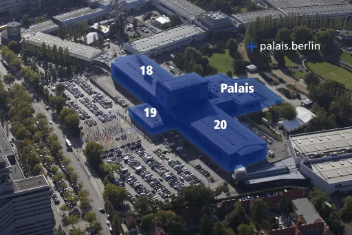 Luftaufnahme eines Messegeländes, Hallen 18, 19, 20 und Palais blau hervorgehoben.