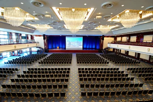 Großer Tagungsraum mit Stuhlreihen