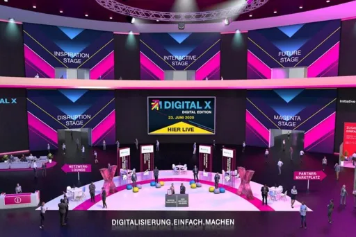 Virtuelle Messehalle mit bunten Ständen und DIGITAL X Logo auf zentraler Leinwand.