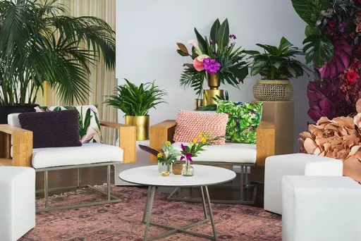 Gemütliche Sitzecke mit Pflanzen, weißen Möbeln und orientalischem Teppich.