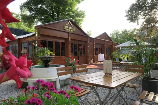 Sommergarten mit Brunnen