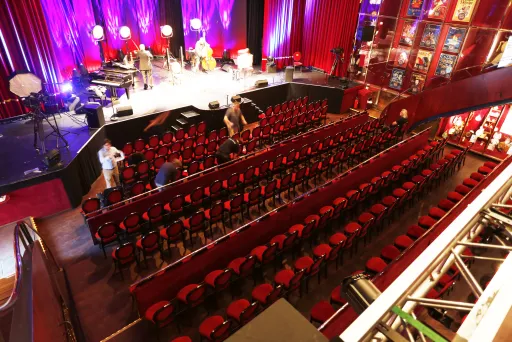 Reihenbestuhlung im Theatersaal