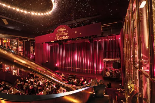 Theatersaal Ansicht auf die Bühne