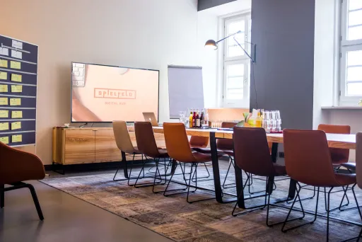 Der Tagungsraum Anfield ist ein stilvoller Raum im zweiten Stock, der mit allem ausgestattet ist, was man für ein erfolgreiches Meeting braucht.