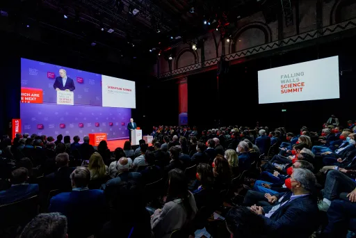 Begrüßung zu den Breakthrough Talks durch Sebastian Turner beim Falling Walls Science Summit im Radialsystem V in Berlin