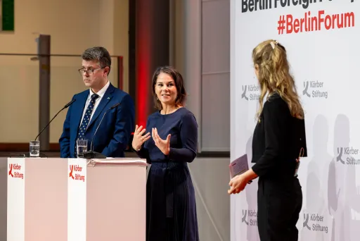 Außenministerin Annalena Baerbock eröffnet das Berlin Foreign Policy Forum zusammen mit dem estnischen Außenminister Urmas Reinsalu.