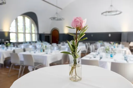 eingedeckte Tische im Kastaniengarten