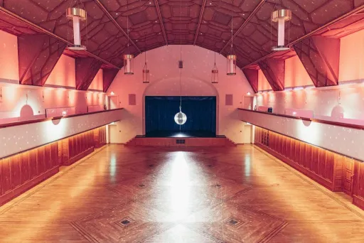 Discokugel im leeren Festsaal mit atmosphärischem Licht