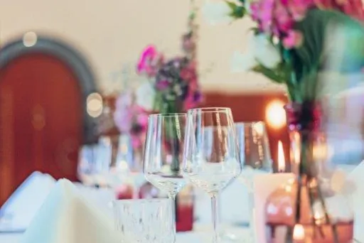 Kastaniengarten mit eingedecktem Tisch 