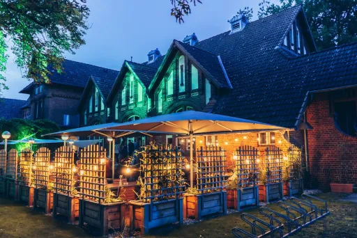 Kastaniengarten mit Terrasse in stimmungsvollem Licht