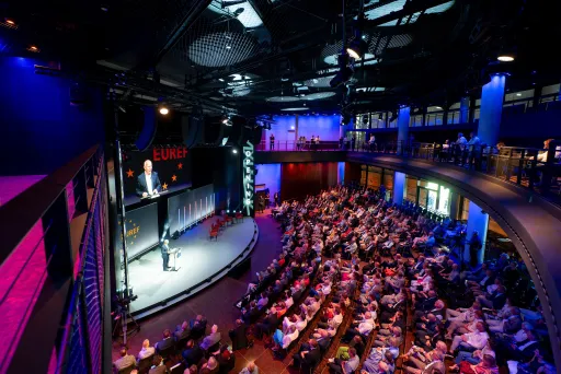 Forum des Gasometers, von oben fotografiert, Reihenbestuhlung mit vielen Menschen, Blick auf die Bühne