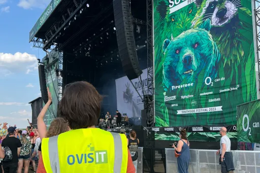 Support-Techniker steht vor einer Festivalbühne