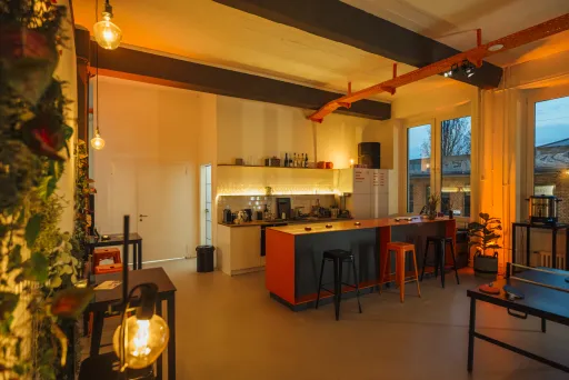 Showdown Lounge am Abend