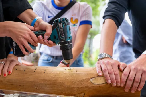 Menschen bauen eine Nisthilfe für Wildbienen