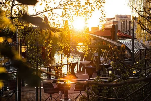 PATIO Ostterrasse im Sonnenuntergang
