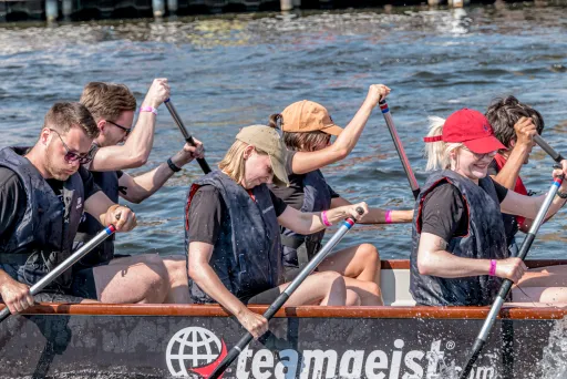Teamgeist in einem Boot 