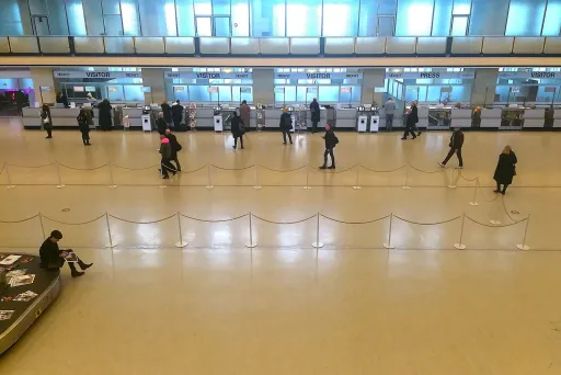 Wartehalle mit Besucher und Registrierungscounter, Stimmungsbild aus großer Entfernung