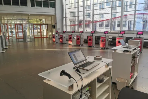 Registrierungscounter gebrandet in leeren Empfangsbereich