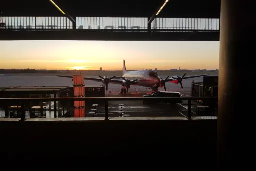 Flugzeug mit Propeller und Sonnenuntergang