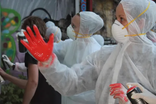 Meeting Guide Berlin, timebandits, Graffiti Event, Sprayer, Mural, Schutzanzug, Farben, bunt, Spraydose