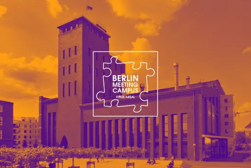 Kindl Areal in Berlin mit rotem Backsteingebäude und Berlin Meeting Campus Logo