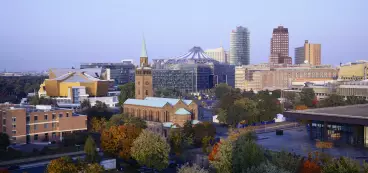 Blick auf den Potsdamer Platz, im Vordergrund die St.-Matthäus-Kirche