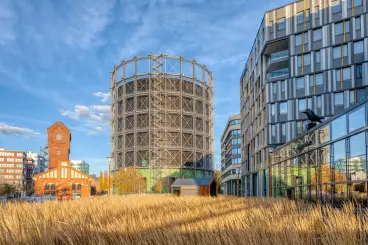 Das denkmalgerecht renovierte Gasometer des EUREF Campus in Schöneberg