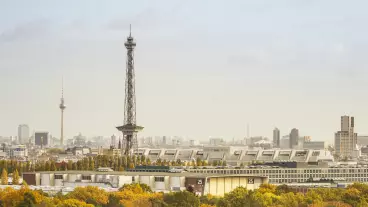 Funkturm mit Fernsehturm im Hintergrund