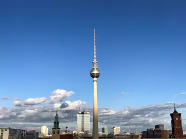 Berliner Skyline mit Fernsehturm und Rathaus