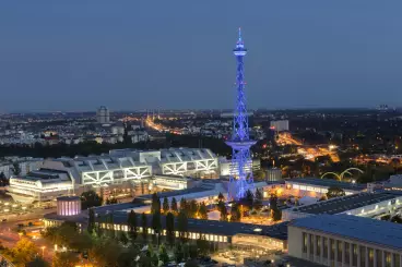 Beleuchteter Berliner Funkturm mit Messegelände