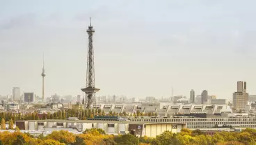 Funkturm mit Berliner Skykline und Fernsehturm im Hintergrund